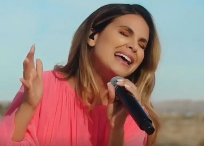 Aline Barros canta no canta bahia em Camaçari