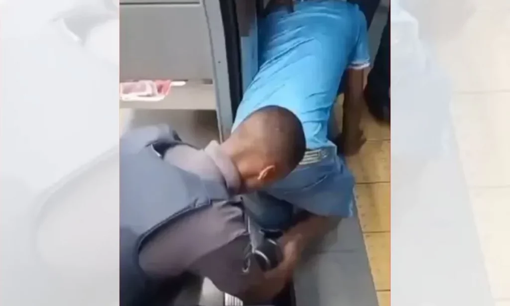 Passageiro fica com perna presa no metrô Salvador