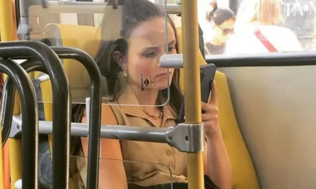Larissa Manoela andando de onibus