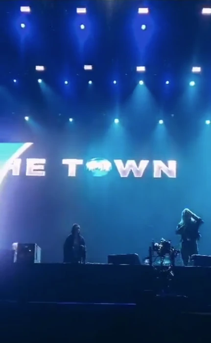 Luisa Sonza e Demi Lovato ensaio no palco do The Town