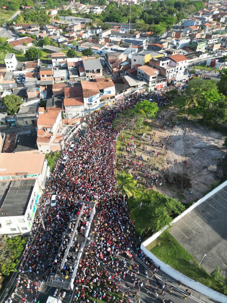 Multidão atrás do trio de Léo Santana em Camaçari 2023
