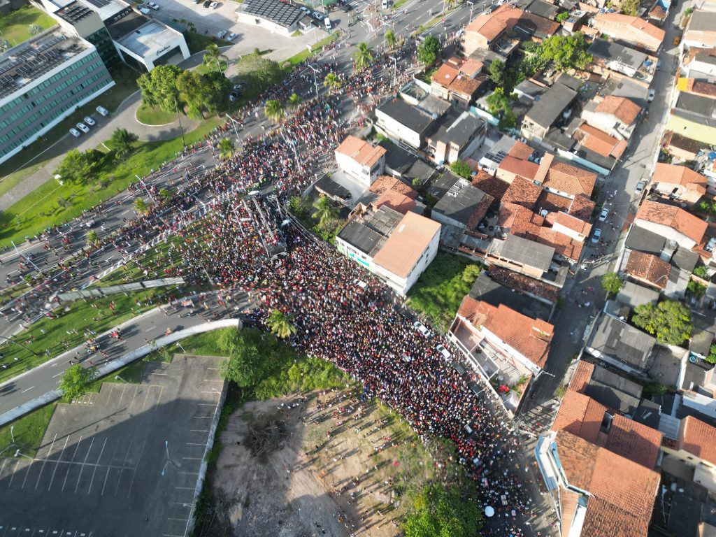 População atrás do trio de Léo Santana em Camaçari