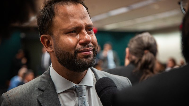 Pastor Henrique Vieira chorando