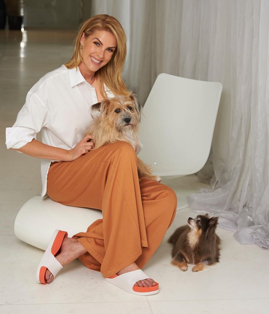 ana hickmann com seus cachorros