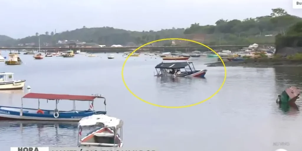 barco que virou em Madre de Deus fotos