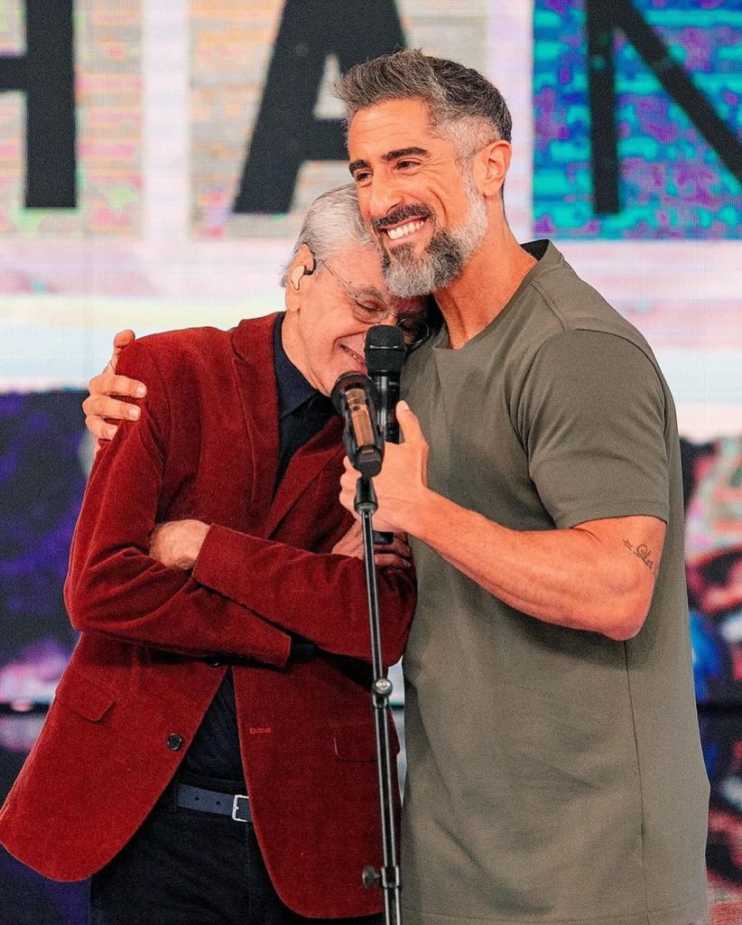 caetano veloso abraça marcos mion