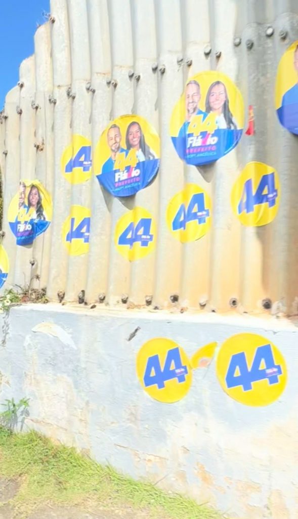 adesivos de Flávio Matos nas ruas de Camaçari