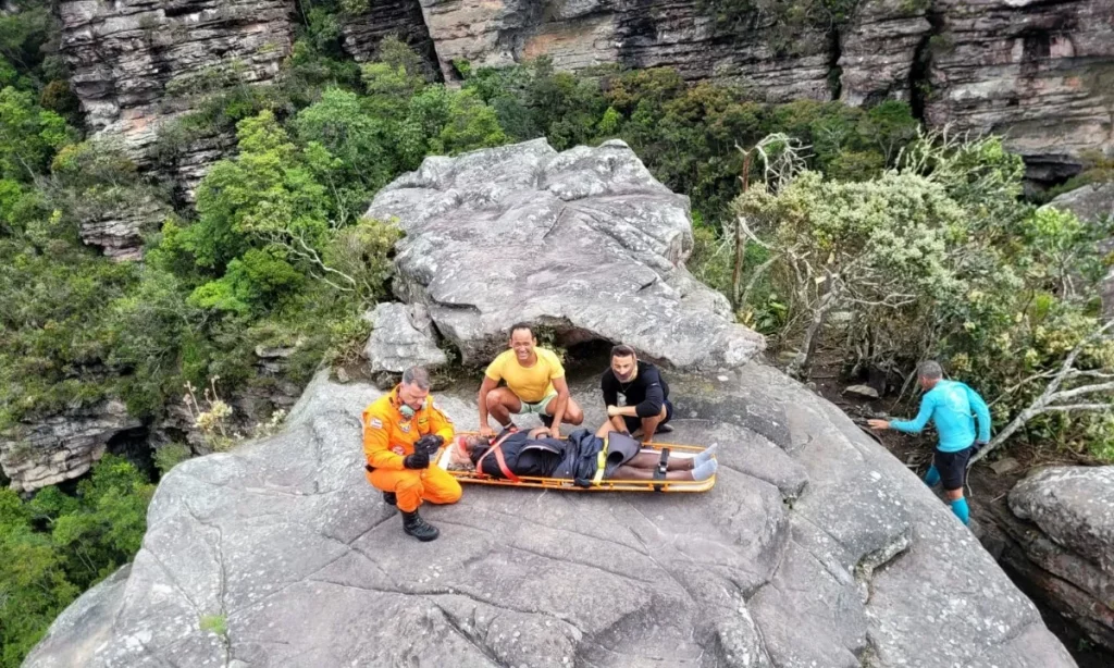 Turista francês é resgatado de helicóptero após sofrer queda na Chapada Diamantina