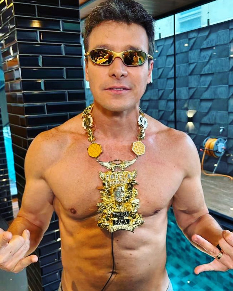 Rodrigo Faro usando colar batidão de Mc Ryan