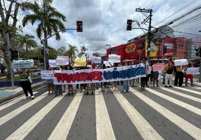 Manifestação Estudantil Reivindica Melhorias no Transporte Universitário em Camaçari