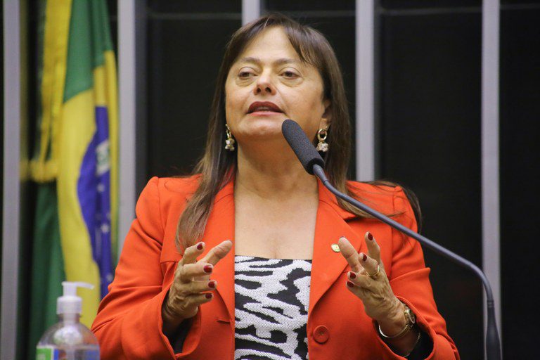 Deputada Alice Portugal é co-autora da PEC para redução da jornada de trabalho para 36 horas semanais