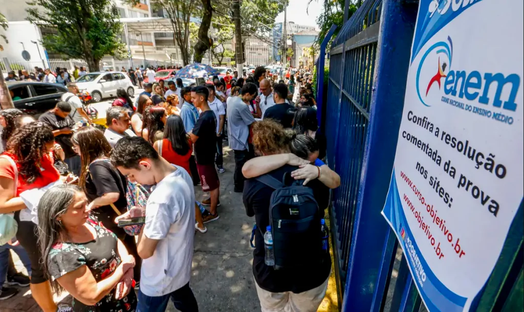 ENEM 2024: Abstenção no primeiro dia de provas cai para 26,6%, diz ministro da Educação