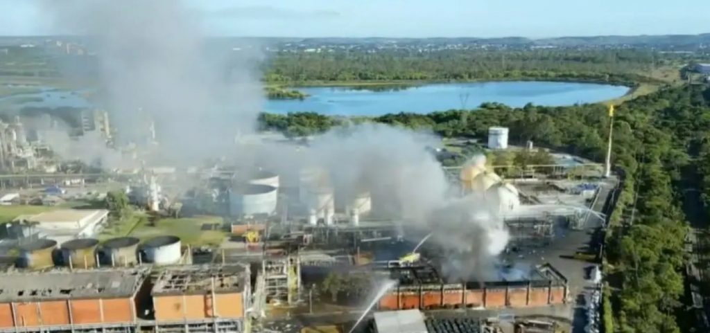 Incêndio de grandes proporções atinge fábrica da Braskem no Polo Industrial de Camaçari