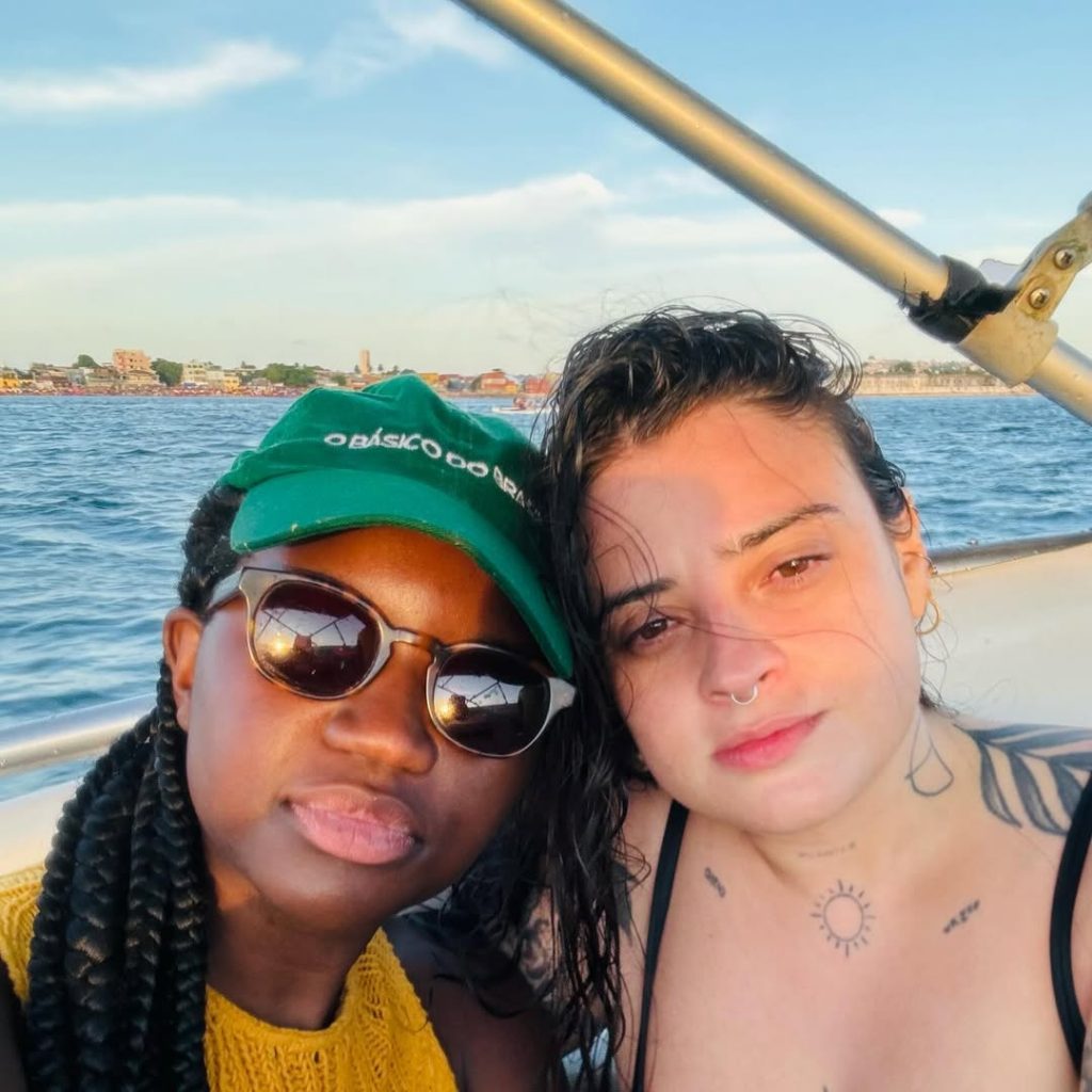Kenya Sade Curte a Ilha dos Frades com a Companheira e Encanta Seguidores