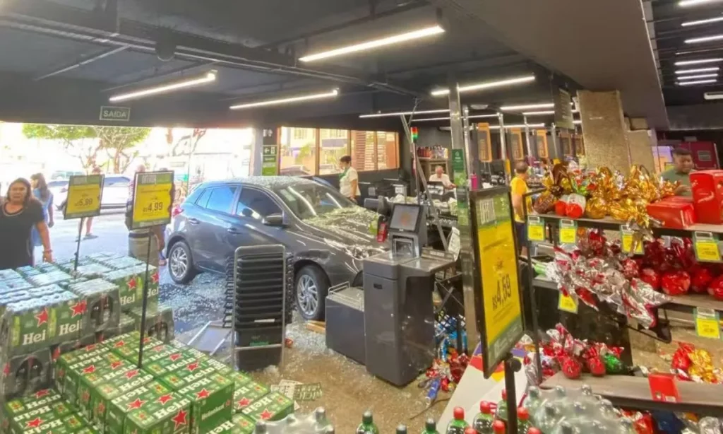 Carro invade supermercado na Pituba e deixa funcionária ferida